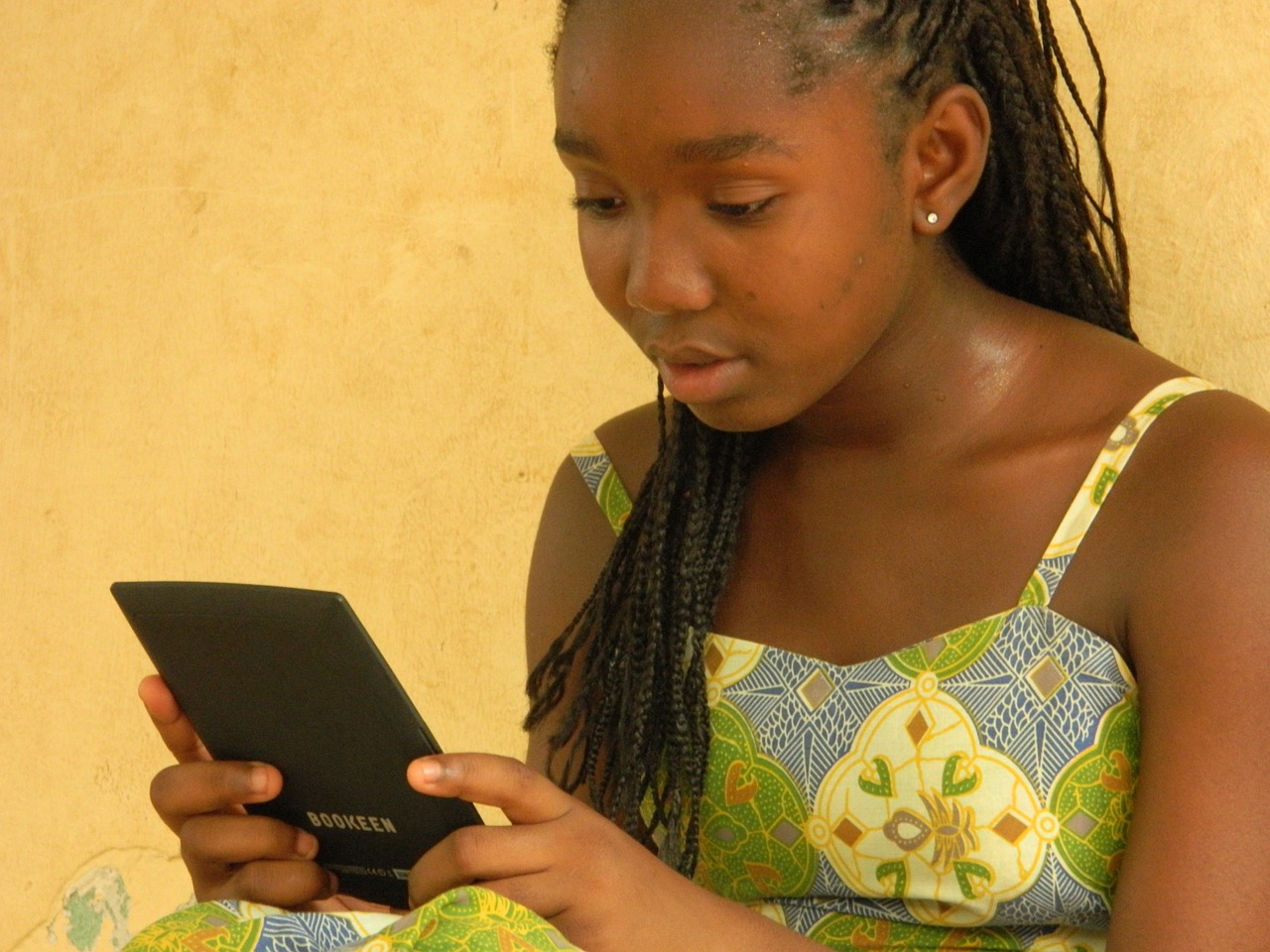 young girl, mali, reading-1176165.jpg